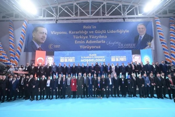 Konya'da 4 katlı bina çöktü! Enkaz altında kalanlar var